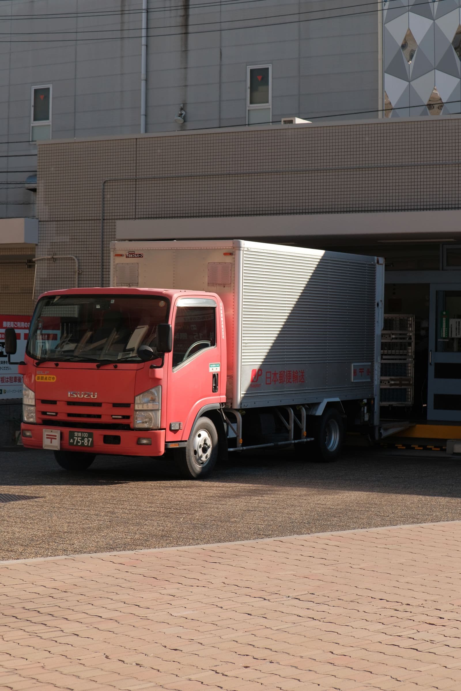 K2 delivery truck unloading at a warehouse facility